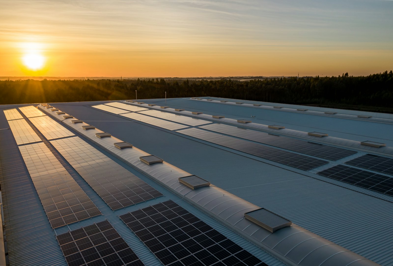 Sistema fotovoltaico instalado pela SOLMAB ao pôr do sol
